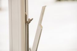 Manual opening by handle and handle